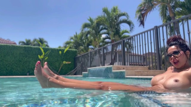 باربي نجد السعوديه عريانه تتمحن في البول/ horny Saudi Barbienjd naked in the pool  – BT.FUN